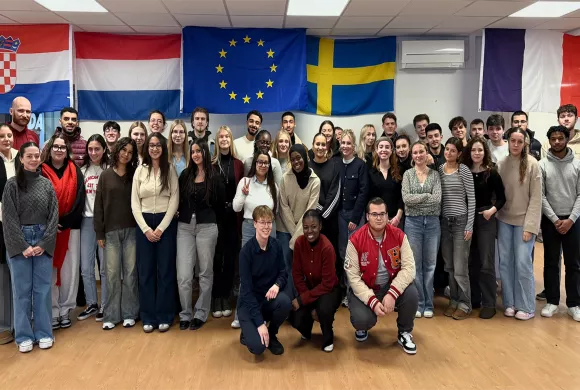 studenten poseren voor Europese vlaggen