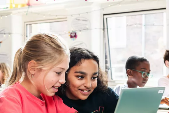 Cover van de brochure Wereldburgerschap van theorie naar praktijk waarop 2 leerlingen staan die samenwerken