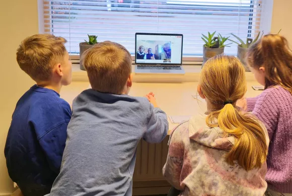 Nederlandse basisschoolleerlingen hebben via computer contact met leerlingen in Zuid-Afrika