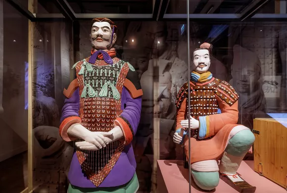 foto van twee terracotta soldaten