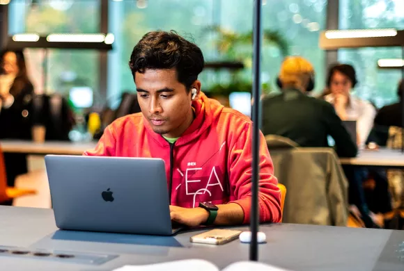 internationale student die aan het studeren is met een laptop