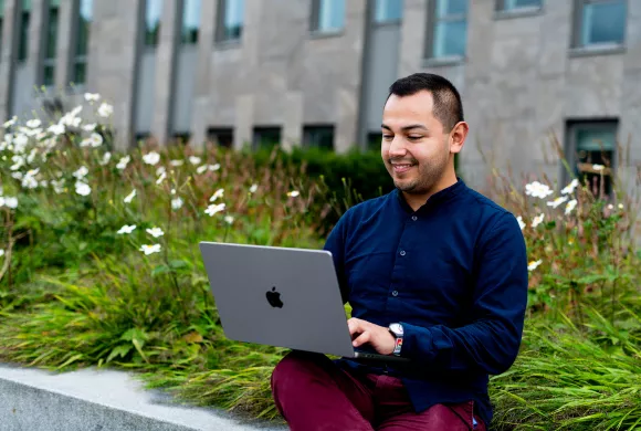 alumnus of onderzoeker achter laptop