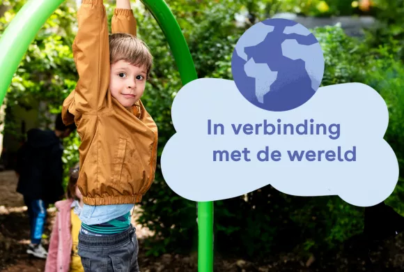 jongetje hangt aan klimrek met rechts een tekstwolkje met de naam van de bijeenkomst