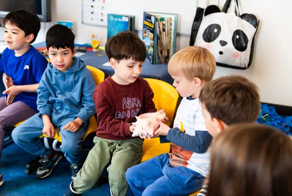 kinderen geven een schelp aan elkaar door