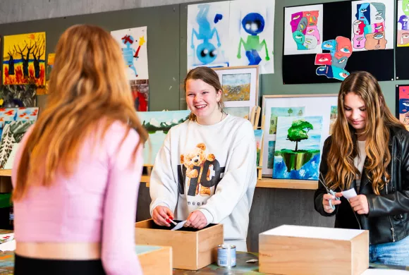 3 leerlingen zijn bezig met een werkstuk