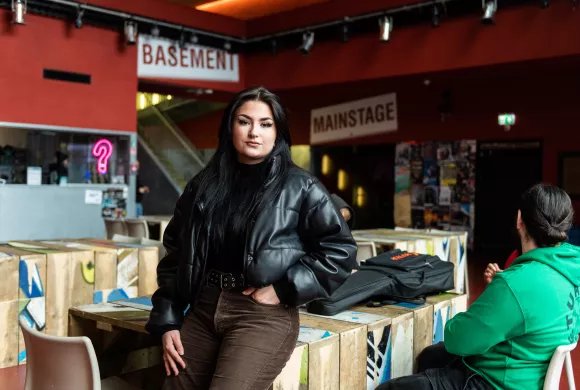 student muziekopleiding poseert