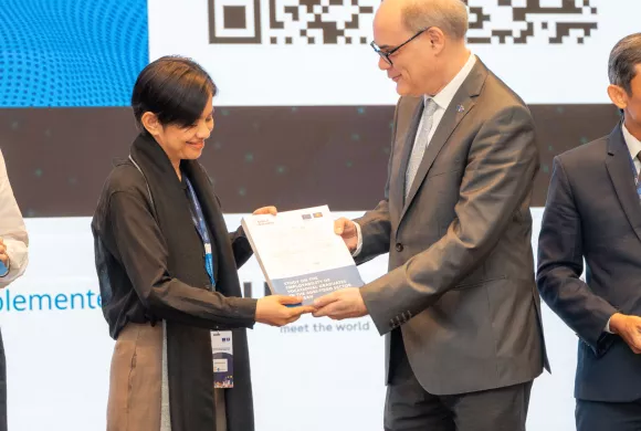 Ms Amalia M. Serrano (Senior Officer, ASEAN Secretariat) receives the publication Study on the Employability of Vocational Graduates in the Agri-Food Sector in ASEAN from Dr Frank Feulner (Team Leader, EU–ASEAN SCOPE-HE Programme).