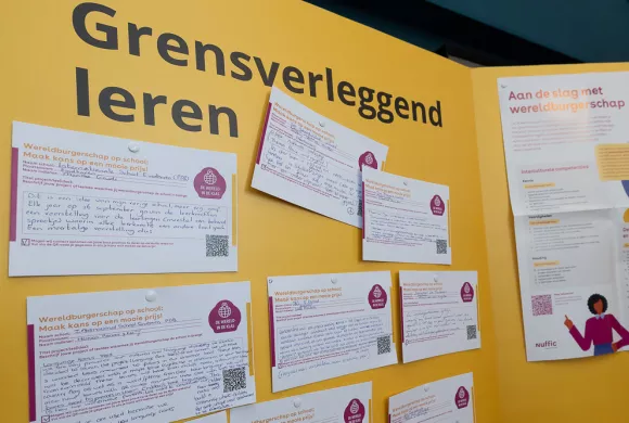 prikbord met kaartjes waarop ideeen rond wereldburgerschap op de basisschool zijn geschreven