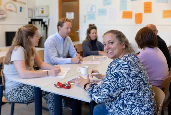Docenten op middelbare school overleggen met elkaar