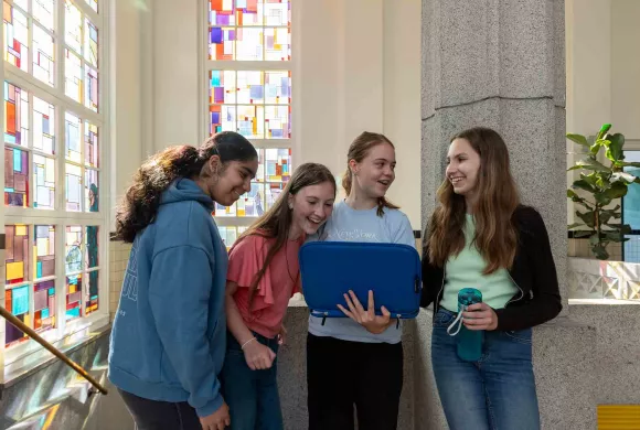 leerlingen op de gang kijken op laptop