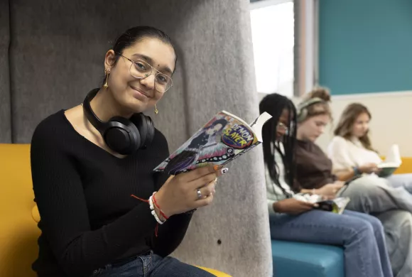 leerling leest stripboek