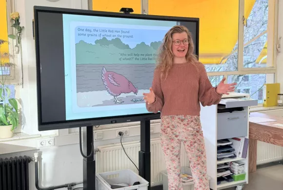 Hedi Kwakkel geeft uitleg aan haar klas