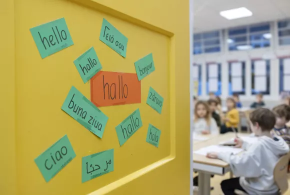 Schoolklas met woord in verschillende talen