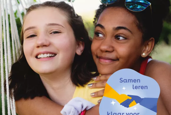 twee kinderen kijken lachend, genietend van elkaars aanwezigheid