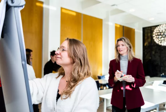 workshop-deelnemers gaan samen aan de slag