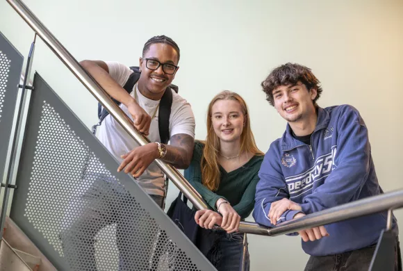 mbo-studenten op een trap
