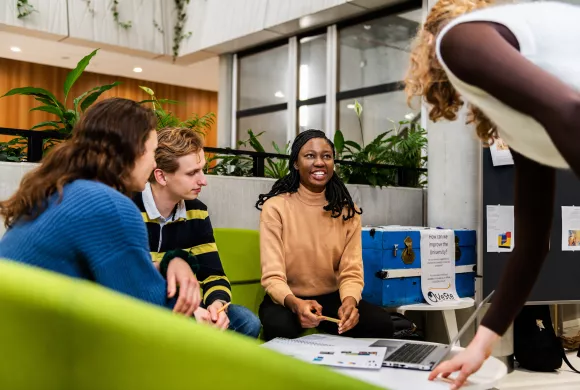 Internationale studenten aan het studeren