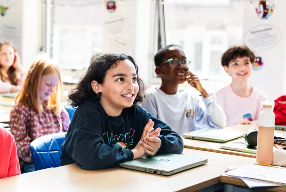 leerlingen luisteren actief naar de leerkracht