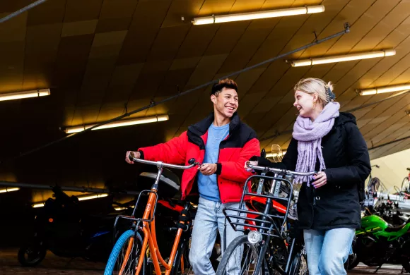 Studenten Hogeschool Utrecht met fiets aan de hand