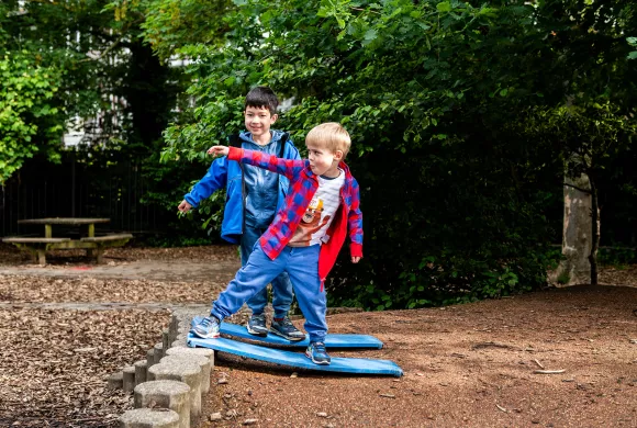 leerlingen spelen op het schoolplein