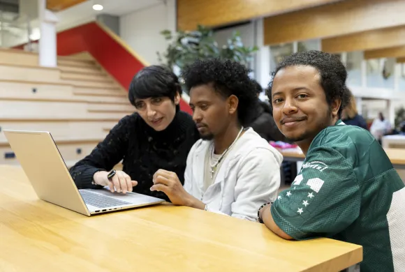 achter de laptop in het mbo