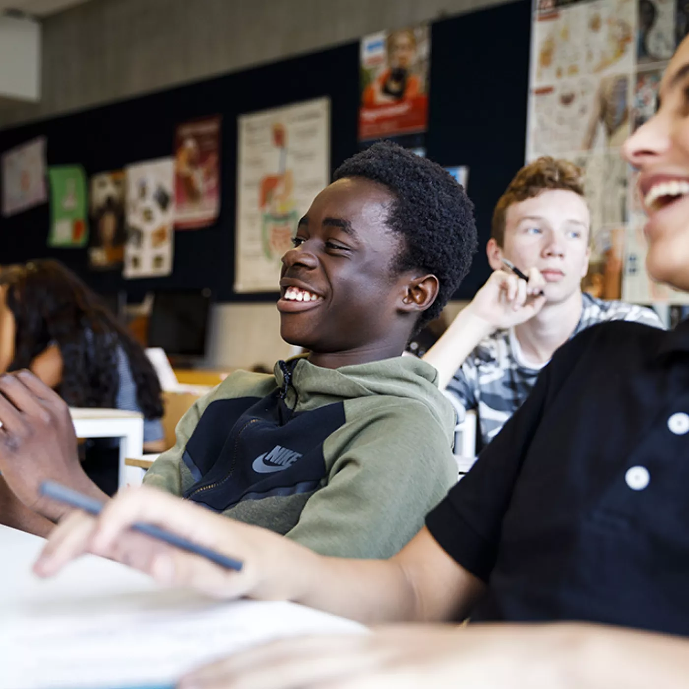 lachende leerlingen op de middelbare school