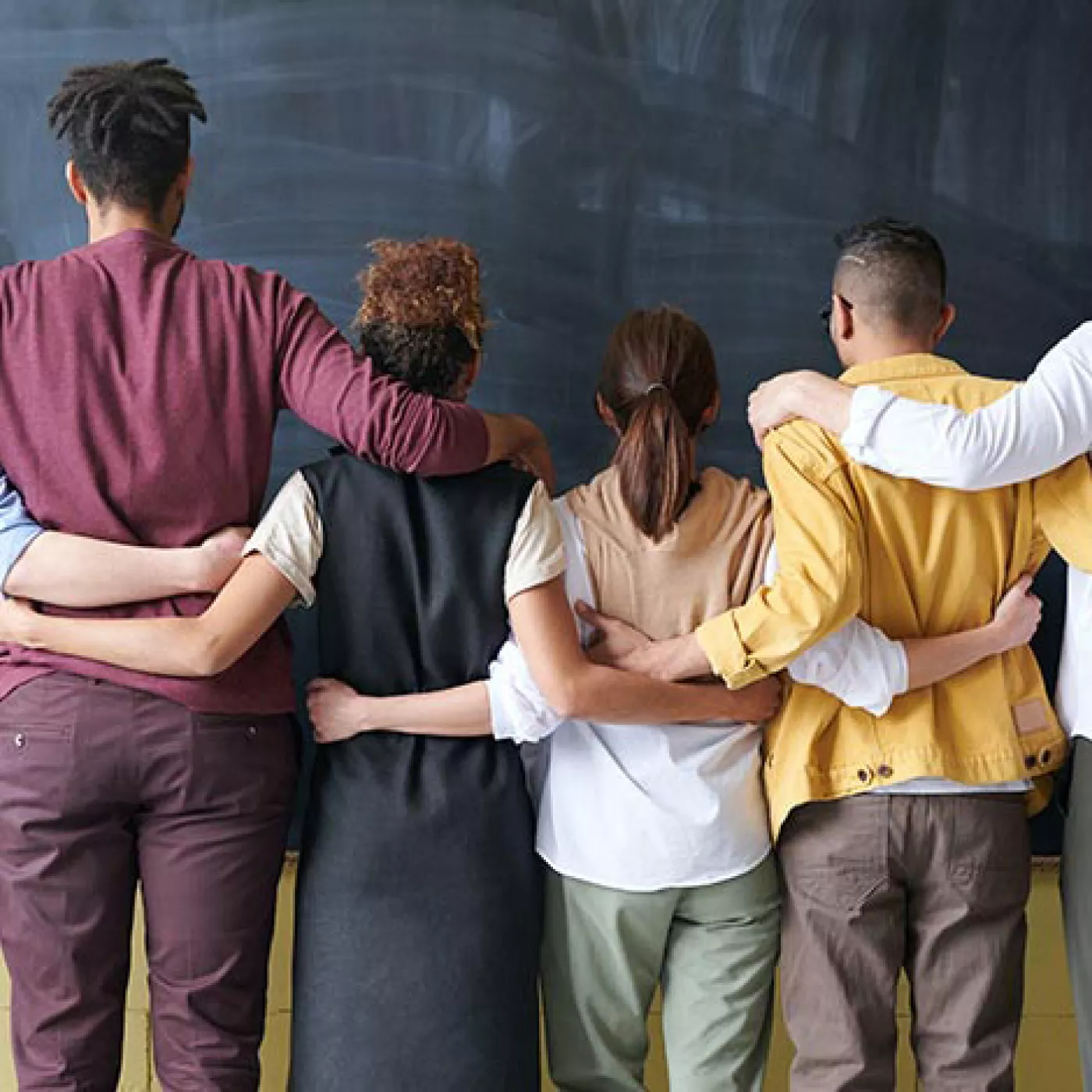 leerlingen en leraren voor het schoolbord