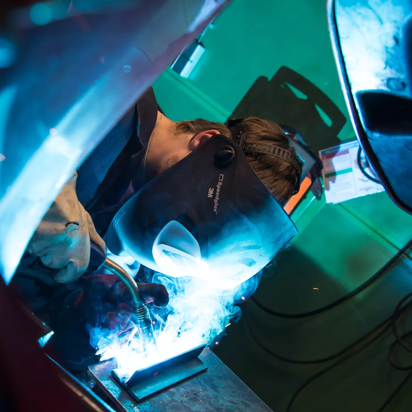 Afbeelding van een lasser aan het werk. 