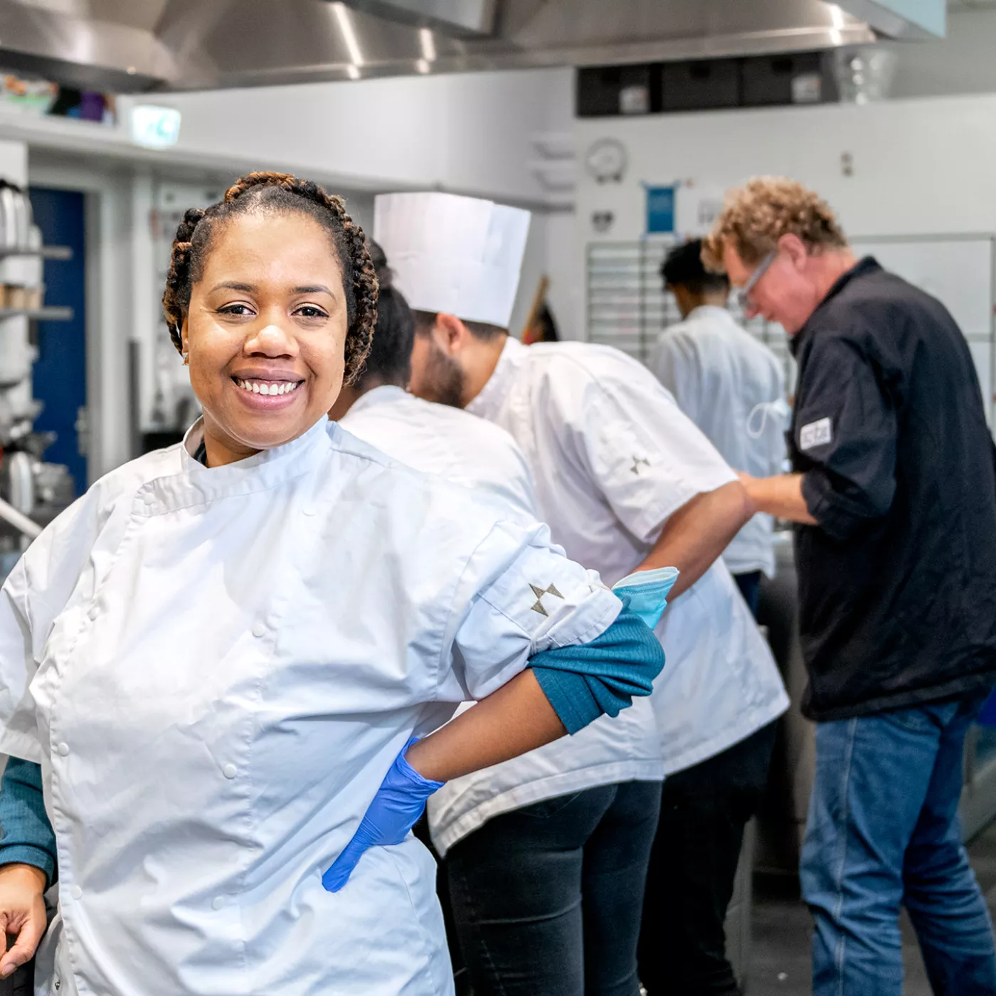 mbo studente tijdens kookles