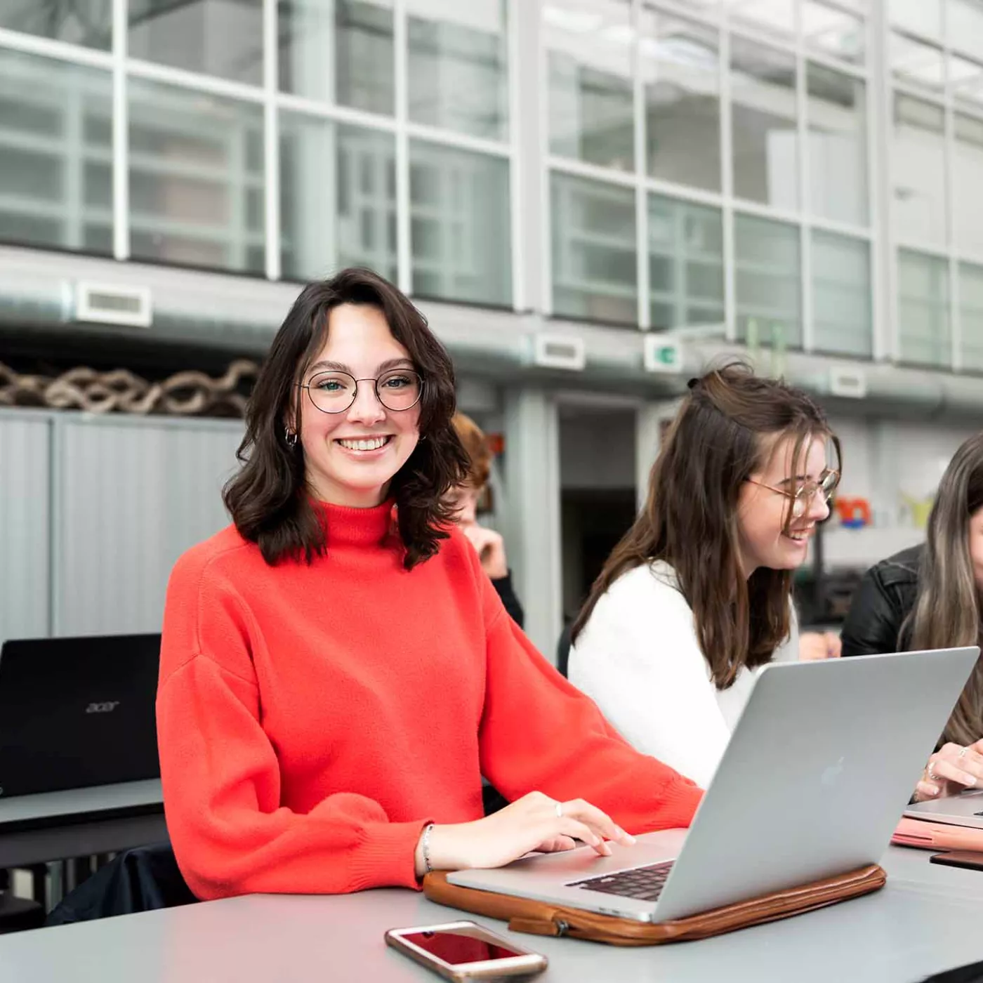 studenten werken samen aan digitale opdracht