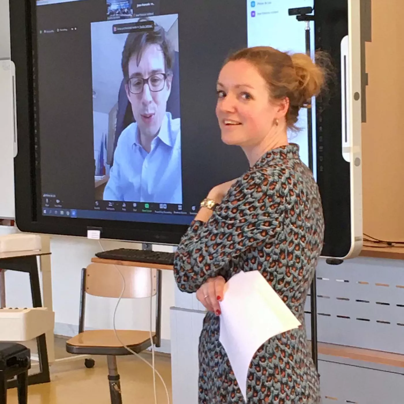 een van de leerlingen interviewt online de Franse ambassadeur