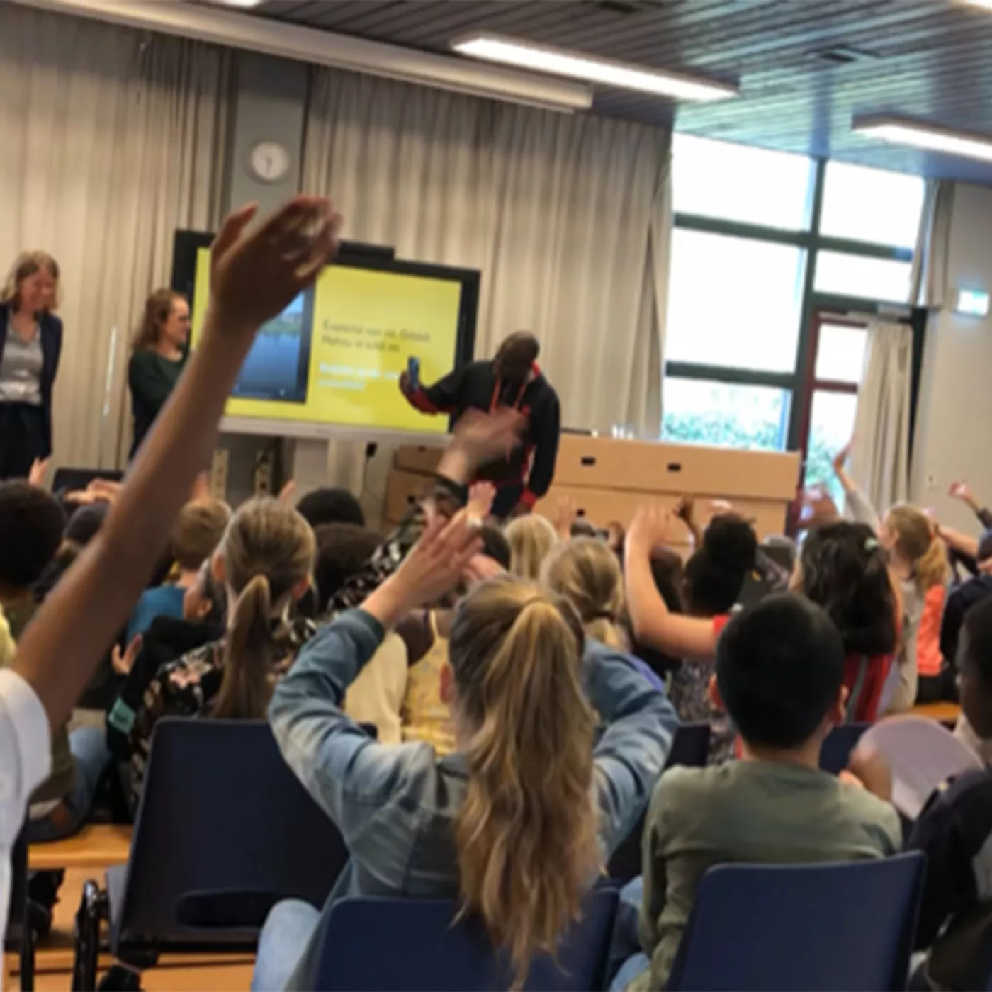 leerlingen van basisschool doen actief mee aan internationaliseringsdag