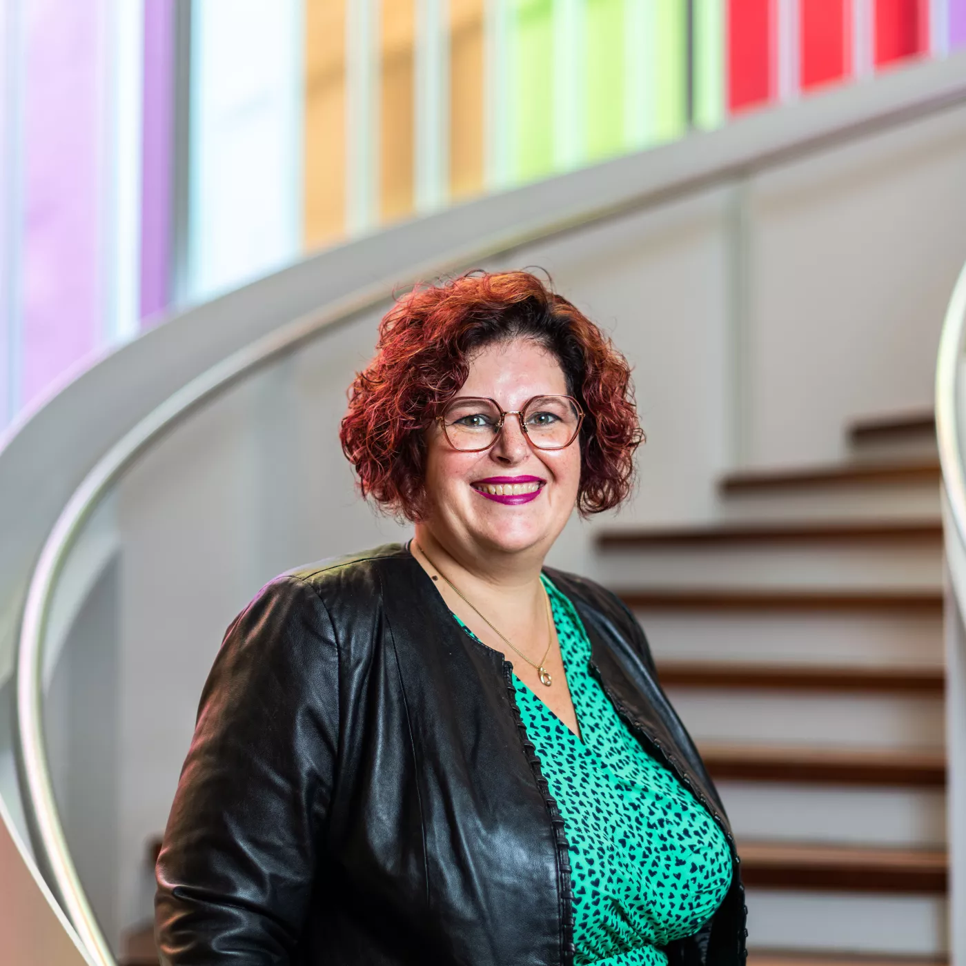 Docent (vrouw) op trap