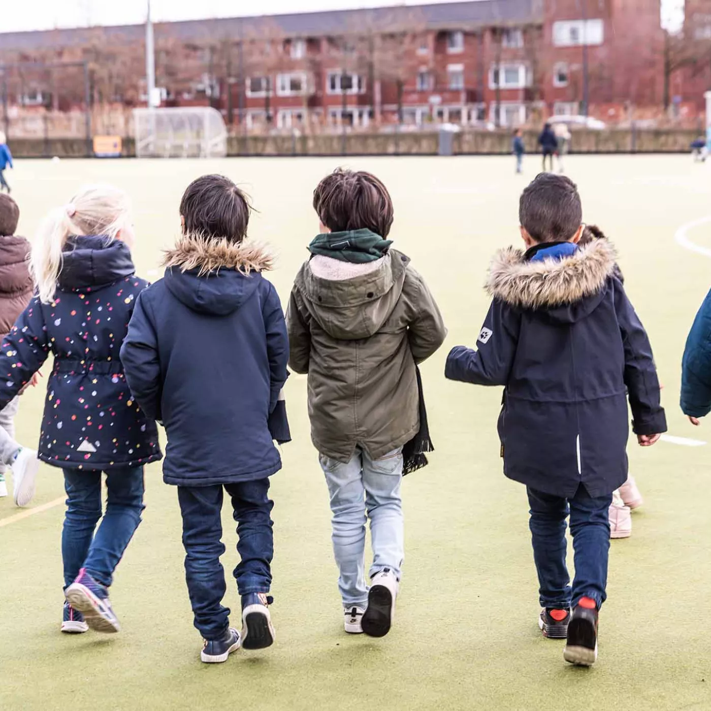 Leerlingen spelen buiten