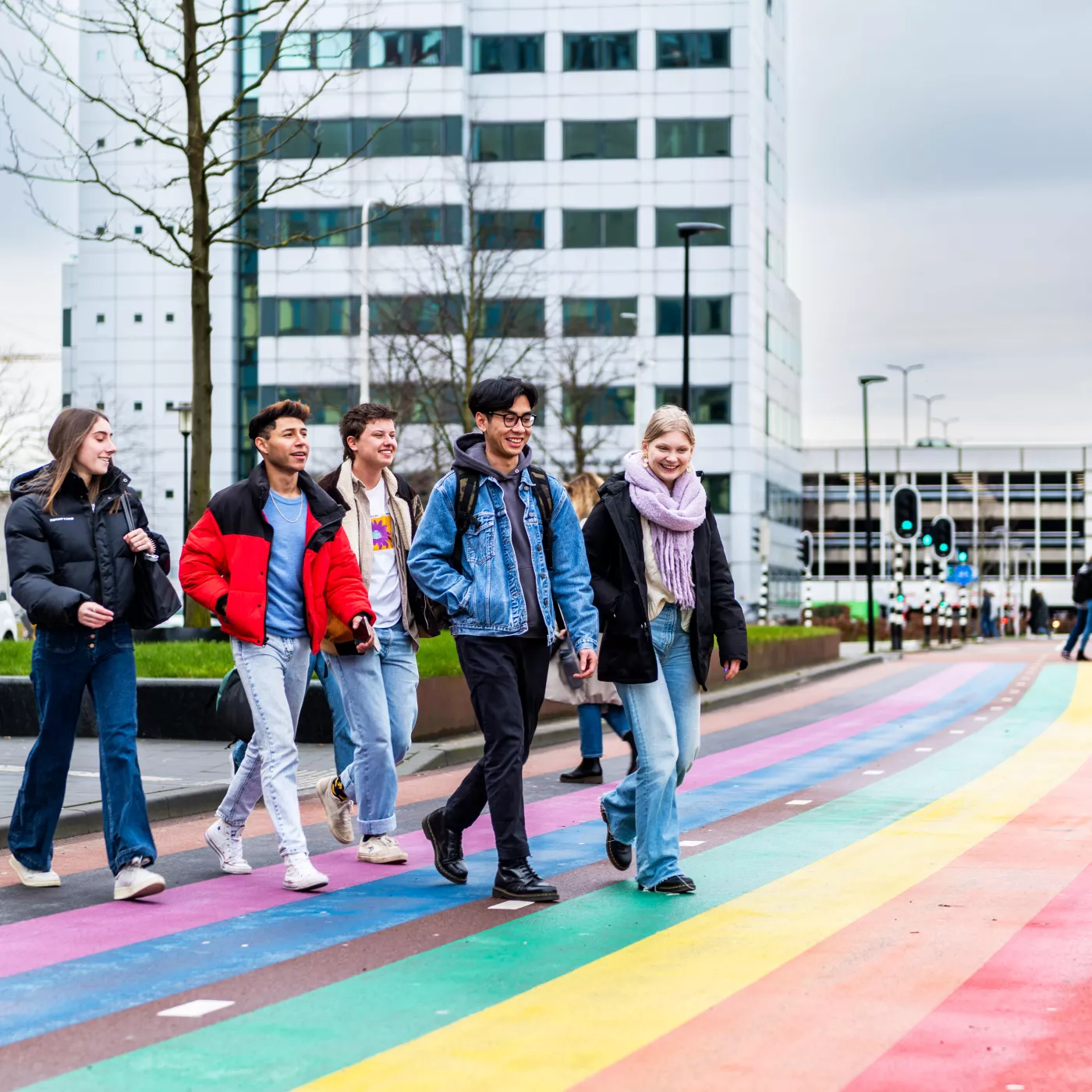 Studenten lopen over straat