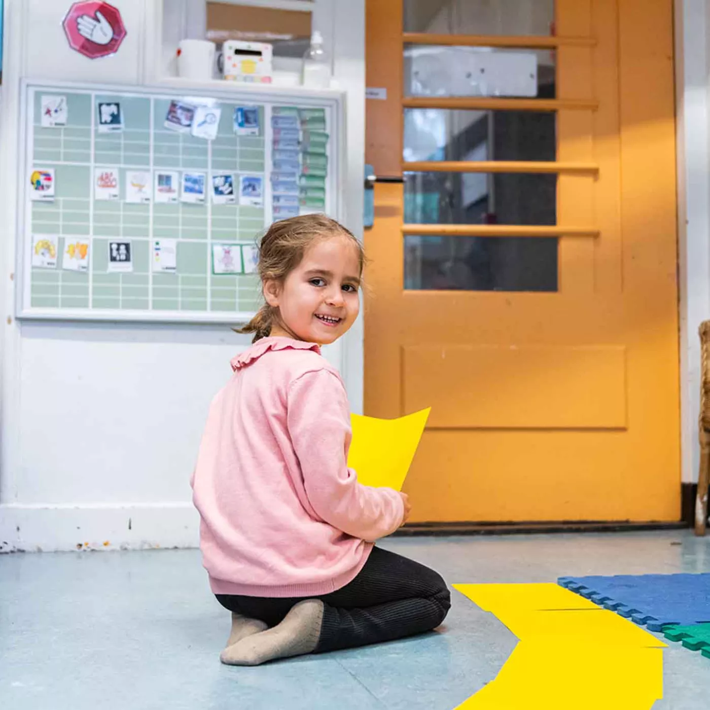 kleuter doet een opdracht in de klas