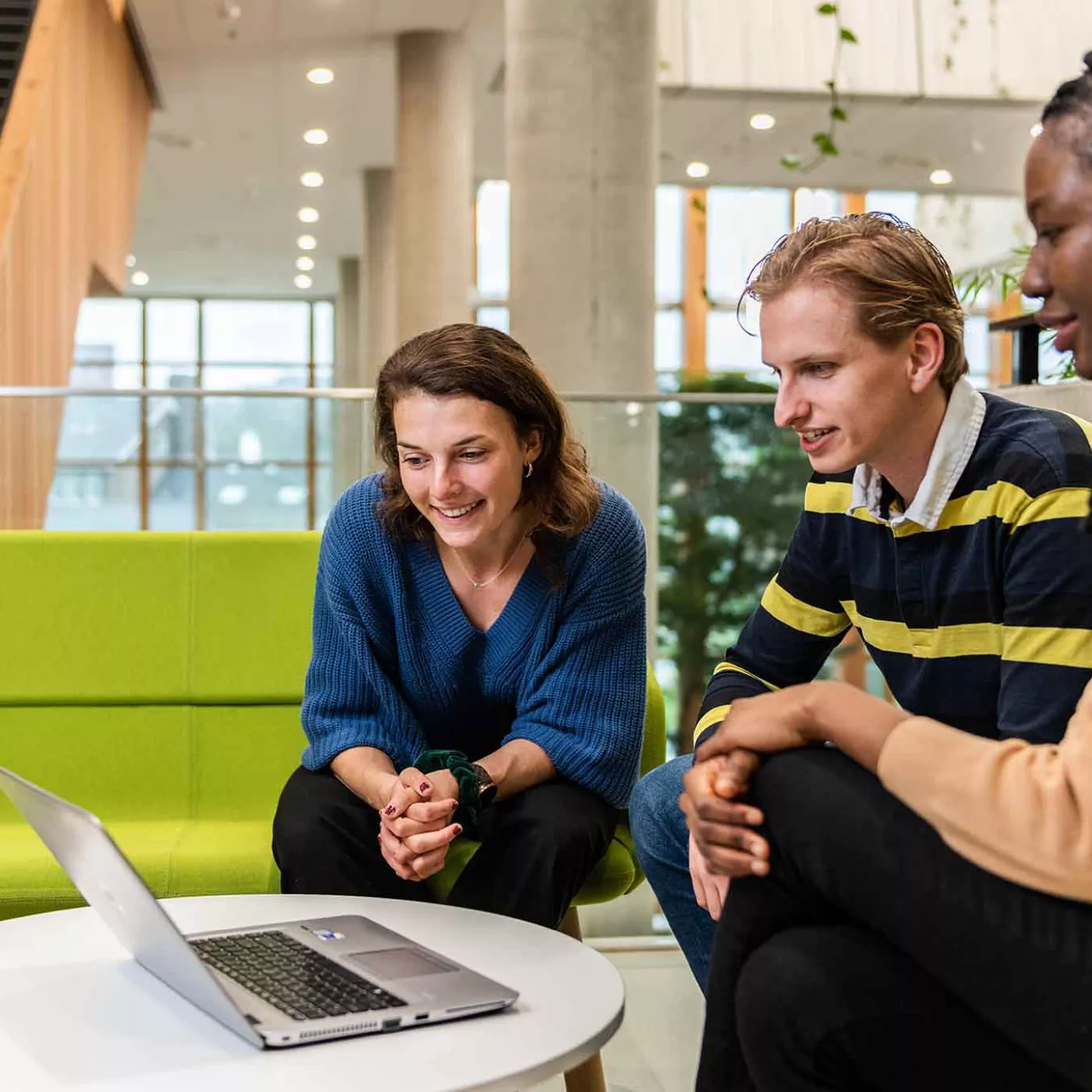 Studenten praten tijdens het kijken naar een laptop