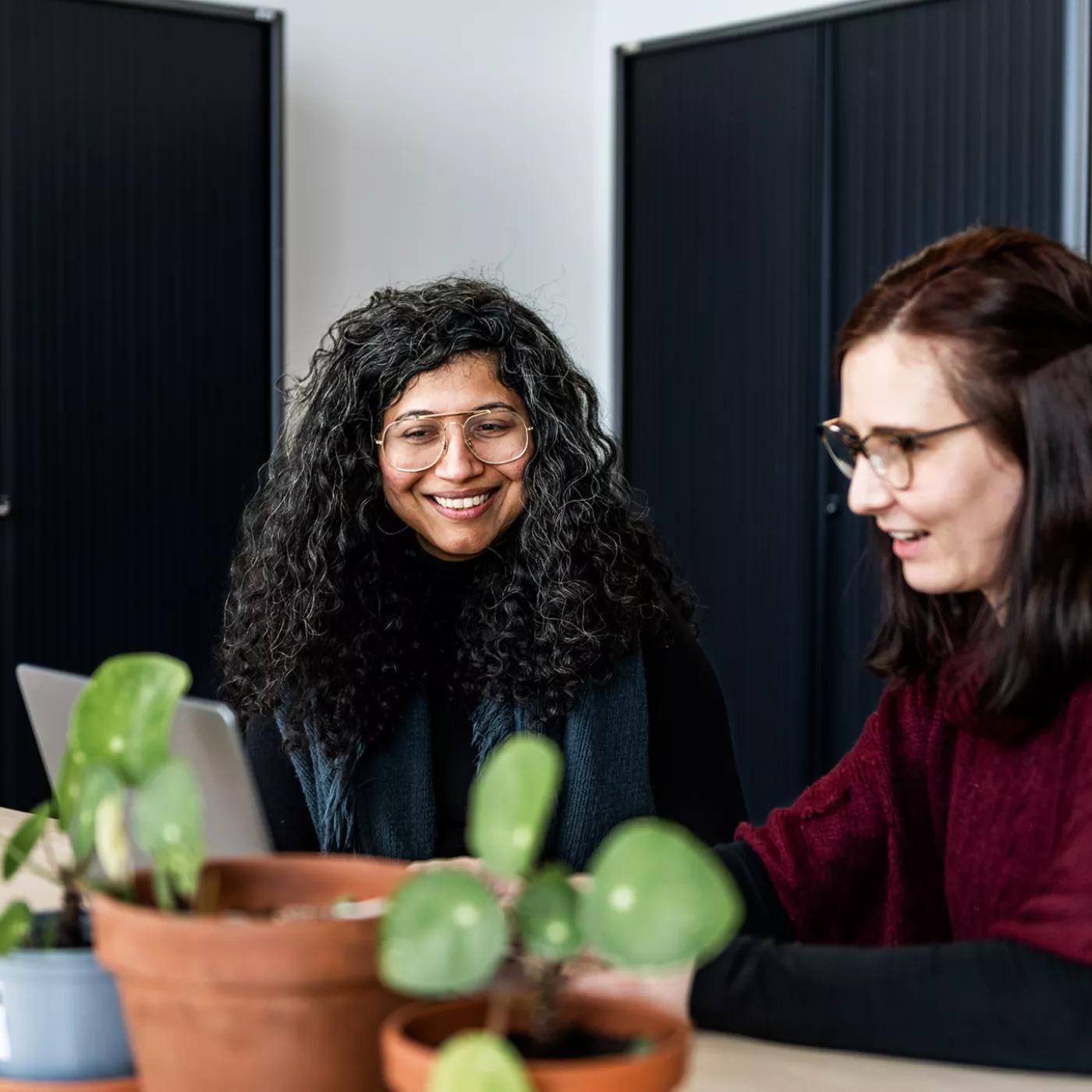 studenten Hogeschool Utrecht werken samen op laptop