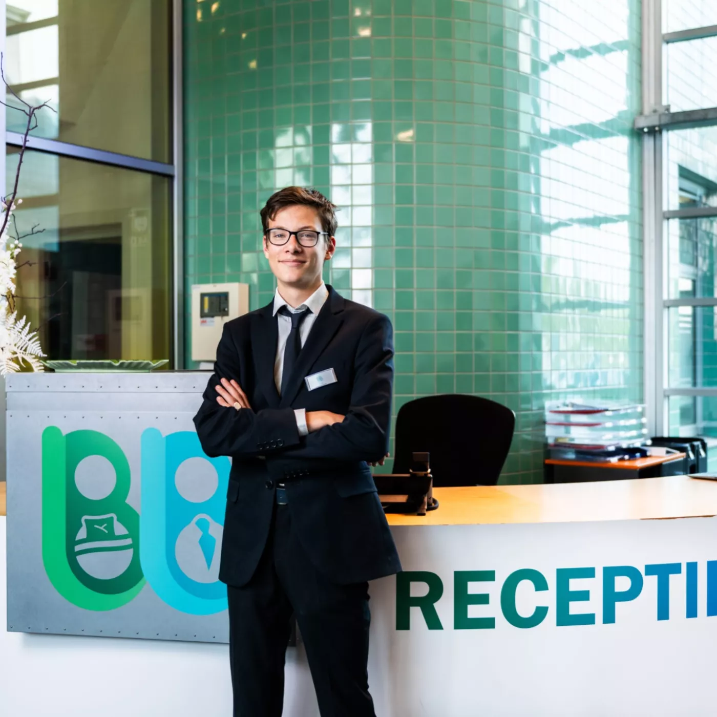 student van Horizon College staat voor de receptie van Bed & Business