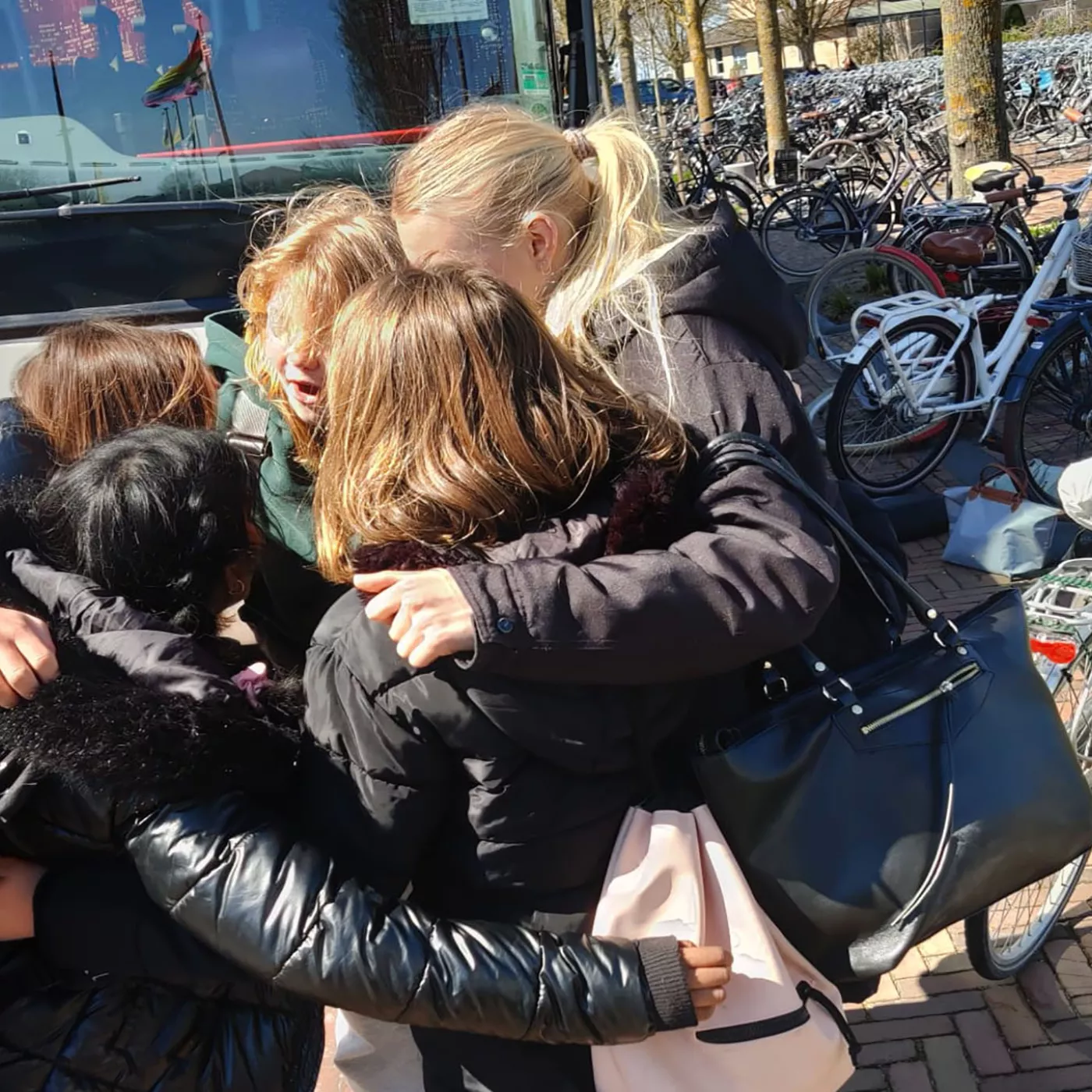 leerlingen van het RSG Simon Vestdijk & Mencia de Mendoza in een groepsknuffel