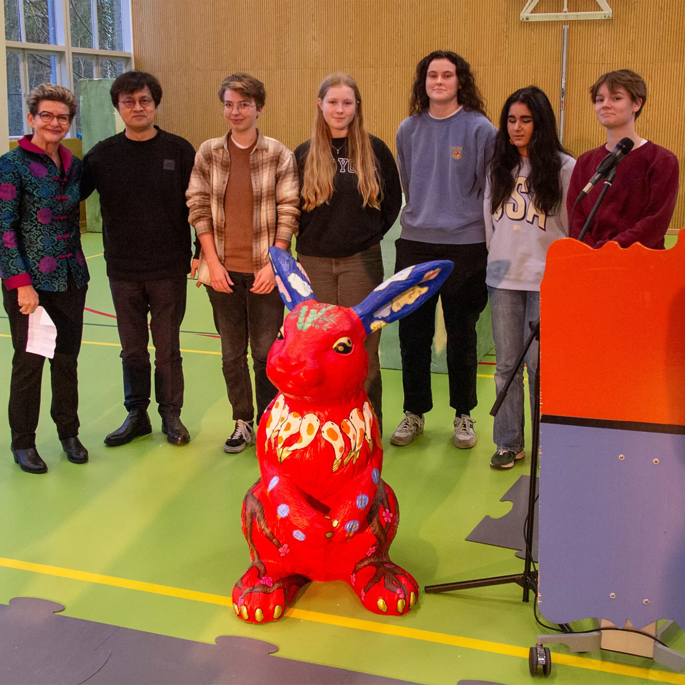 leerlingen van het Rijnlands poseren samen met Gwendolyn Tates en de Chinese ambassadeur