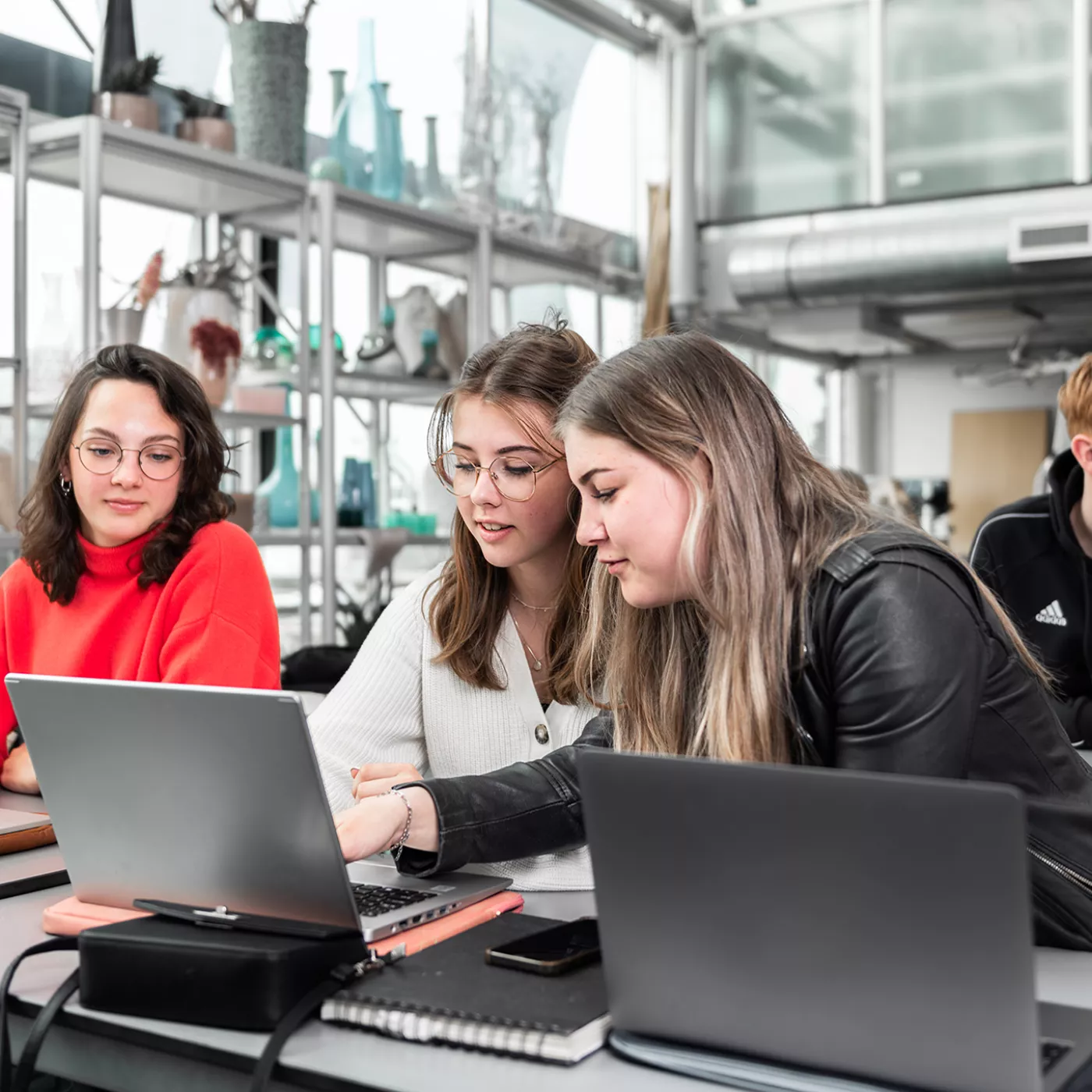 studenten Lentiz werken samen op de laptop