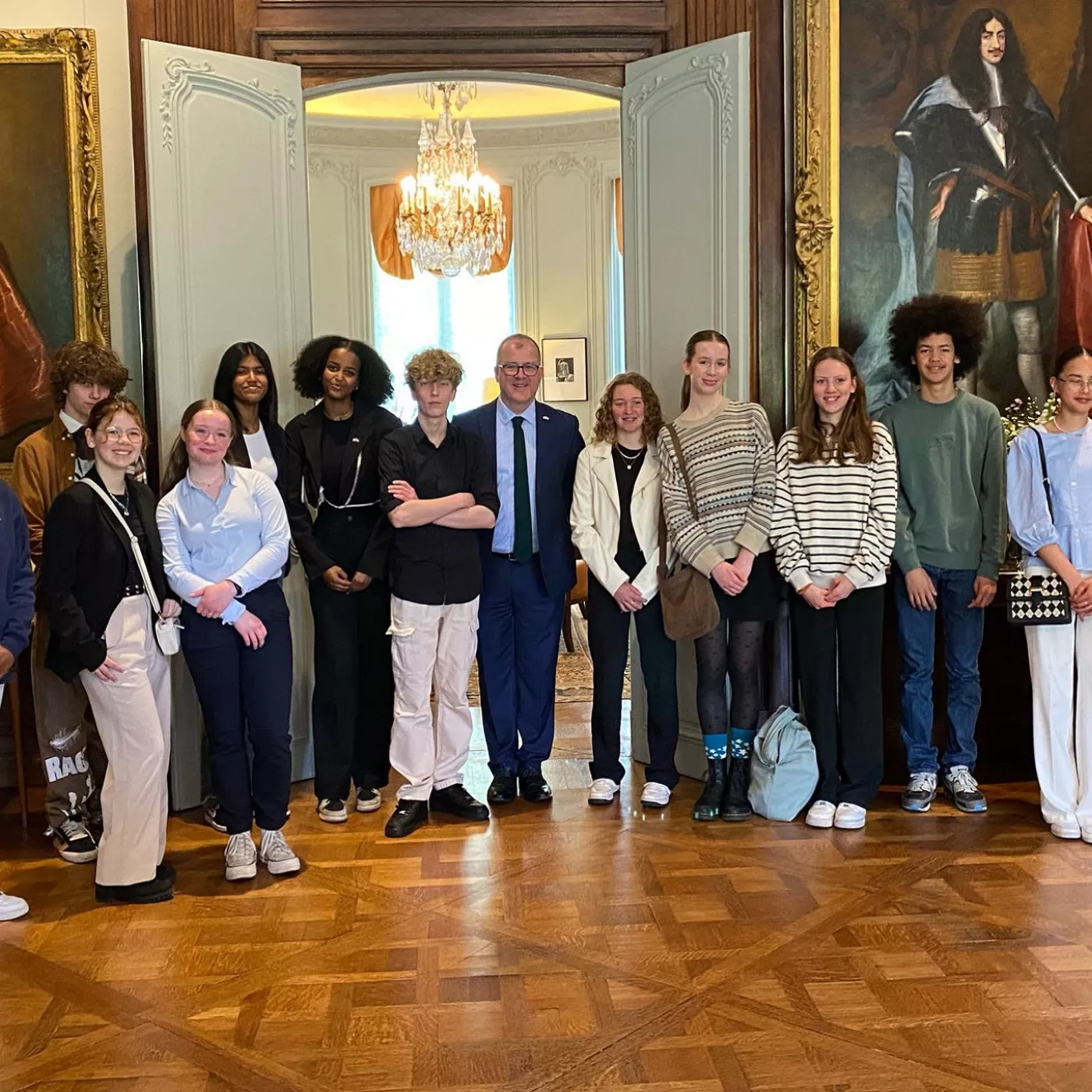 finalisten van de Soapbox Challenge poseren samen met de Engelse deputy ambassador