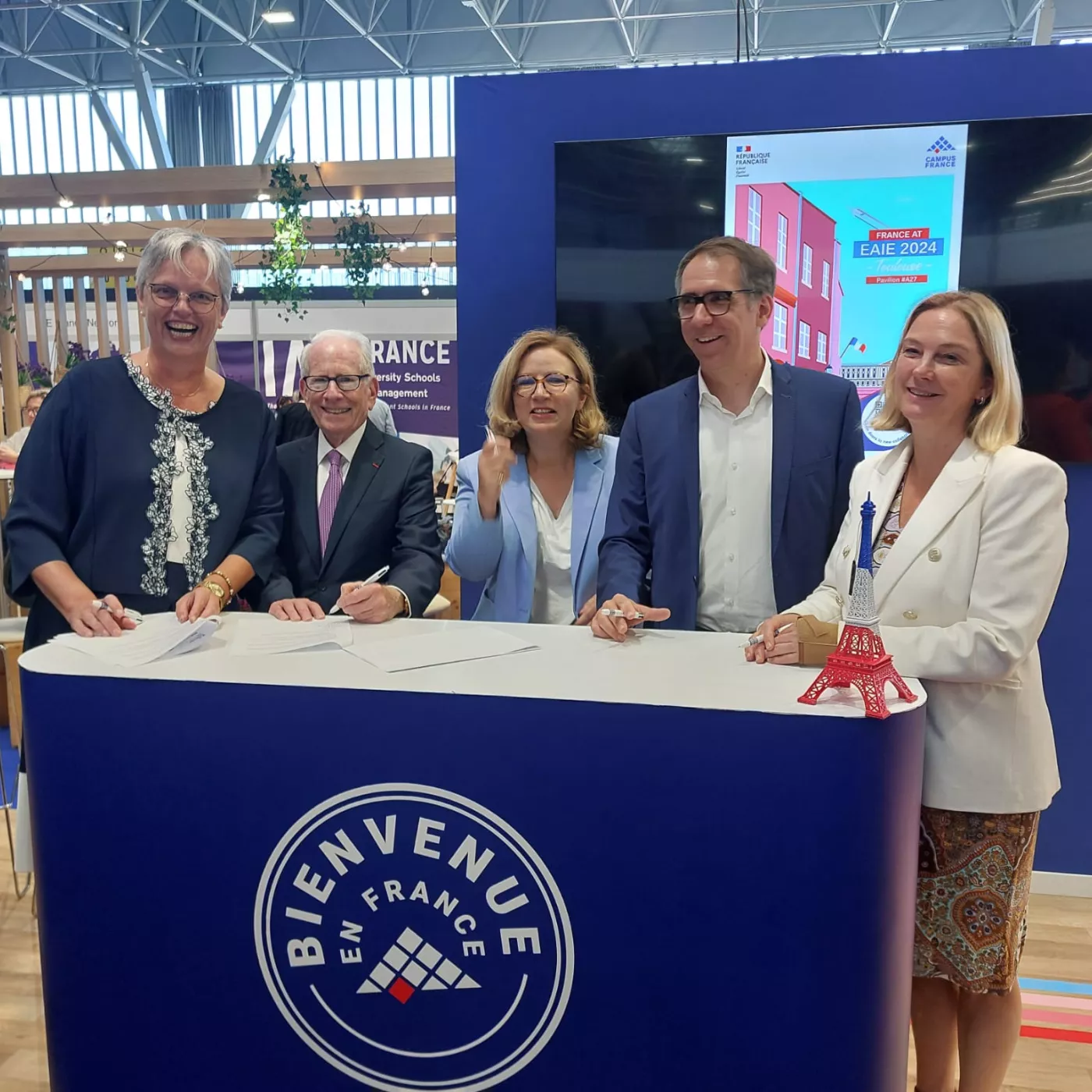 Directeuren van vijf internationale organisaties ter bevordering van internationalisering van het onderwijs ondertekenen een memorandum of understanding om intensiever samen te werken de komende jaren