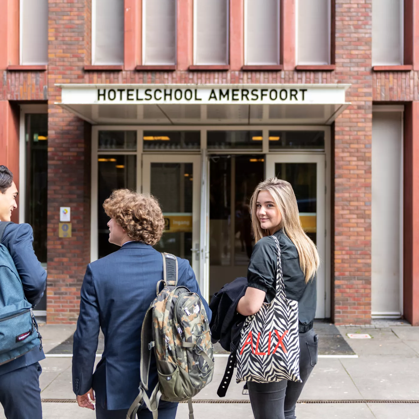 MBO scholieren lopen richting ingang Hotelschool Amersfoort