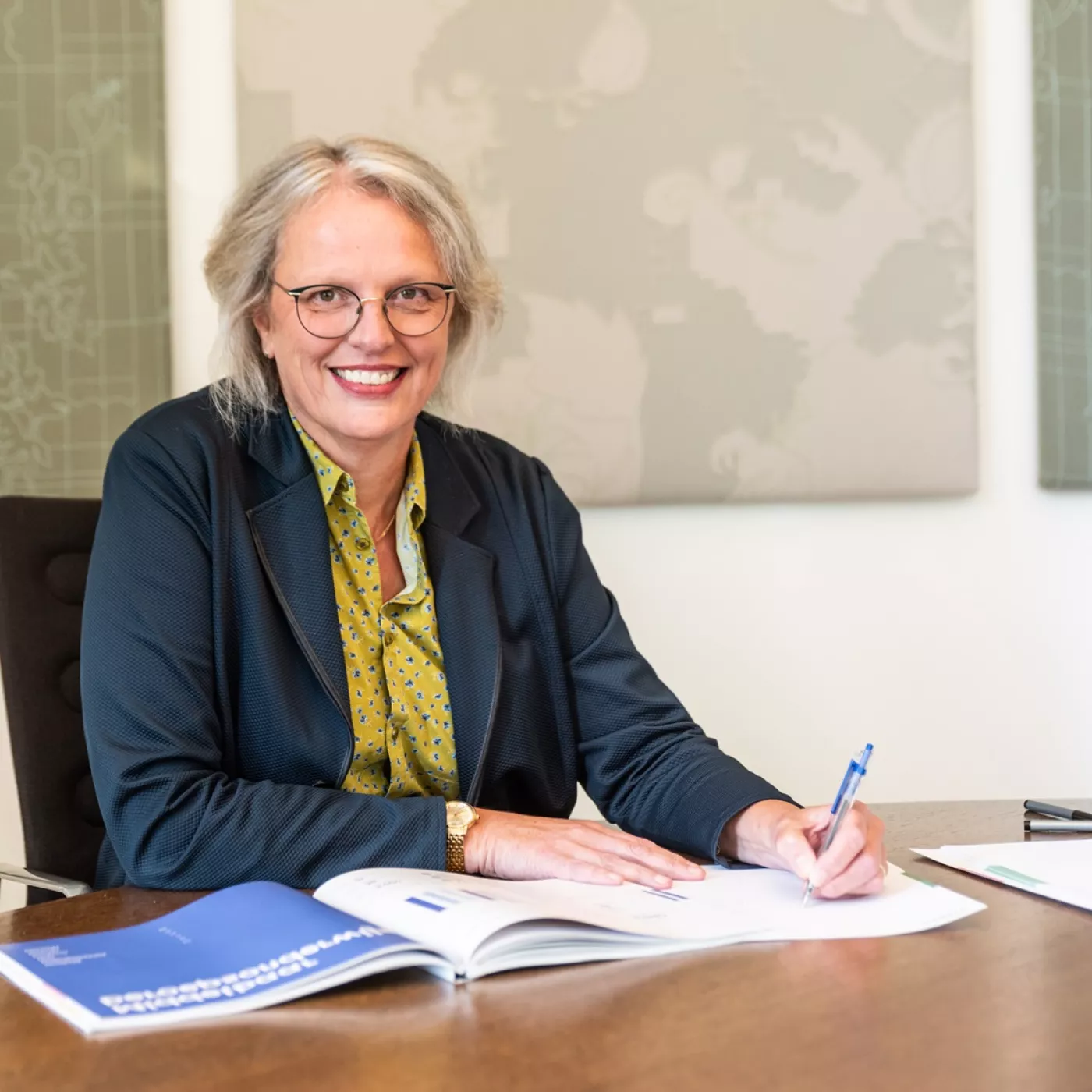 Titia Bredée aan het werk op kantoor van Nuffic