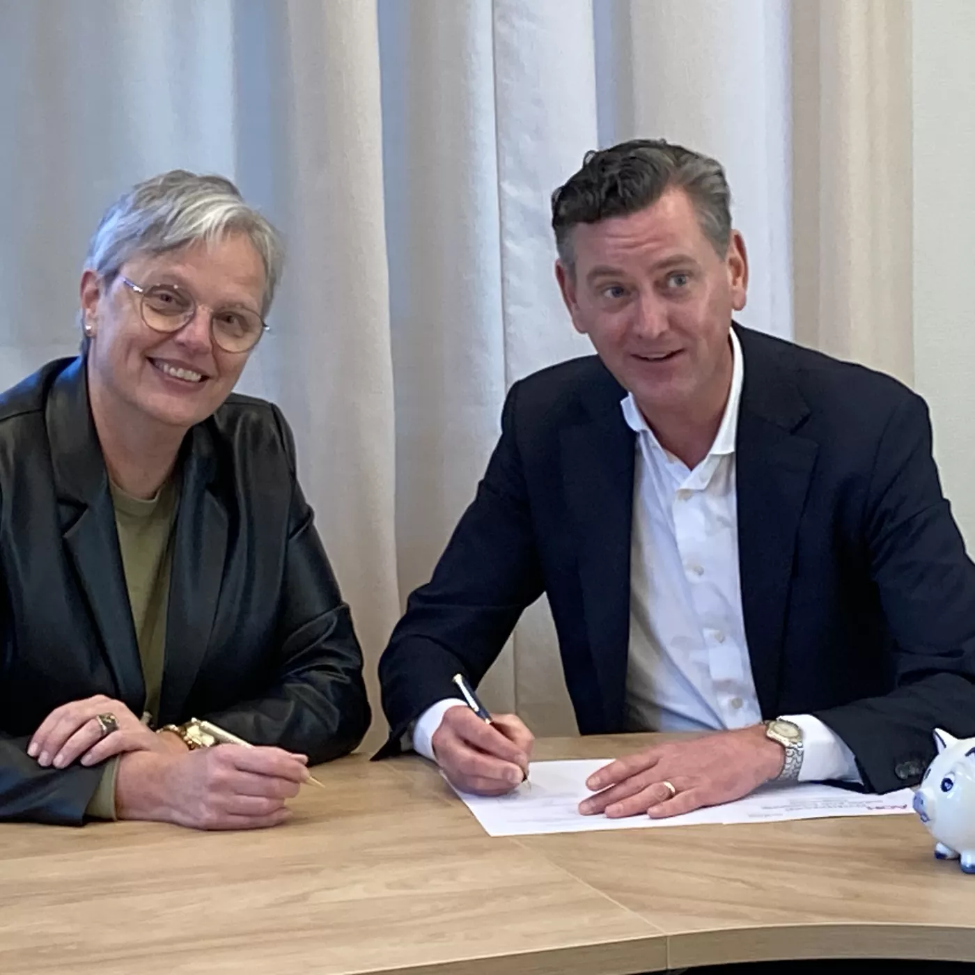 Beide directeuren tekenen de overeenkomst