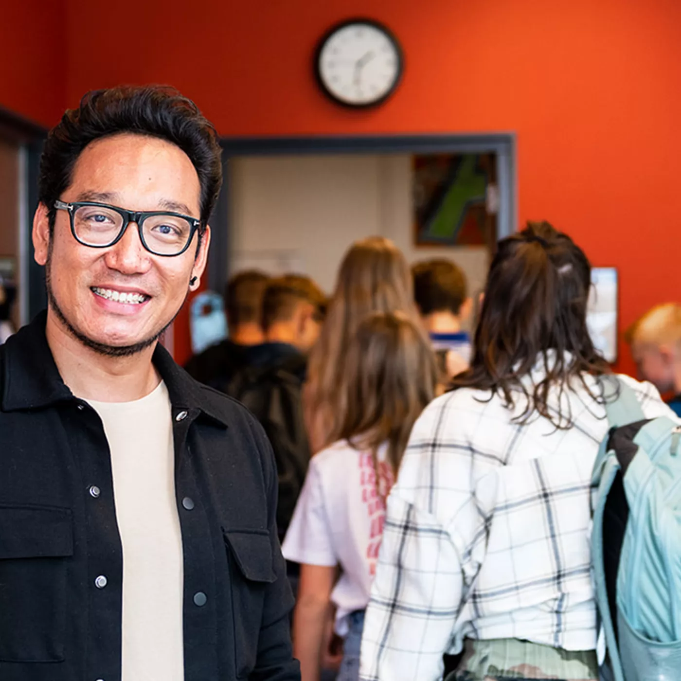 Docent voortgezet onderwijs met op de achtergrond leerlingen