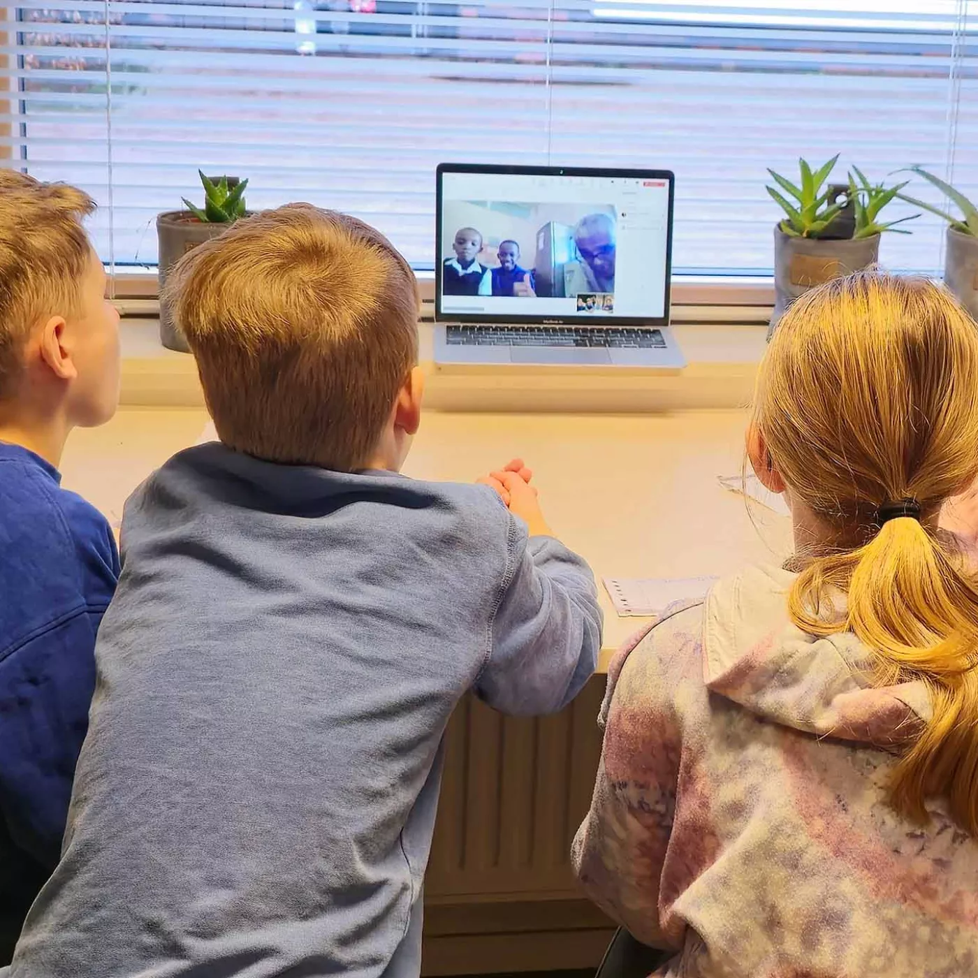 Nederlandse basisschoolleerlingen hebben via computer contact met leerlingen in Zuid-Afrika