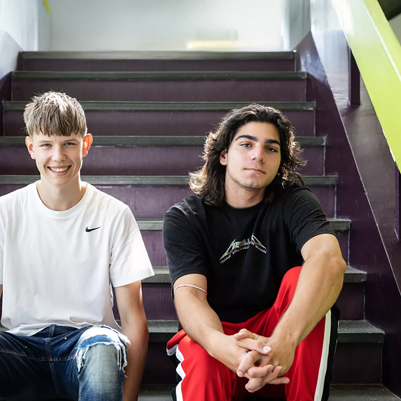 twee leerlingen van het Merletcollege poseren op de trap